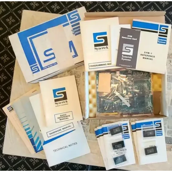 Due (2) Synertek Sym modello 1 con tre (3) Bas-1 e due (2) Rae-1