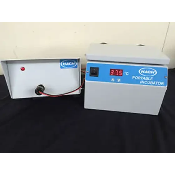 Incubadora portátil Hach modelo 25699-00 con fuente de alimentación modelo 25804-00