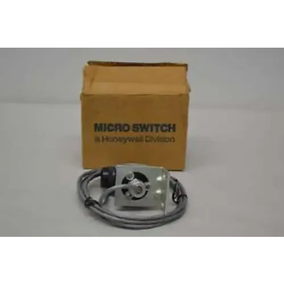 MICRO SWITCH FE-R3AT-8716 PHOTOTRANSISTOR RECEIVER 20V-DC SENSOR D369800