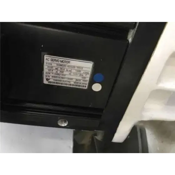 Un servomotor Yaskawa Sgmdh-45A2B-Yr15