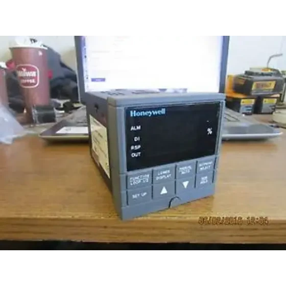 REPAIRED HONEYWELL TEMPERATURE CONTROLLER DC330B-EE-200-22-000000-00-0