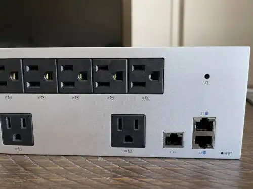 (2 Year ) Ubiquiti Power Distribution Professional Pdu Pro [Sealed]