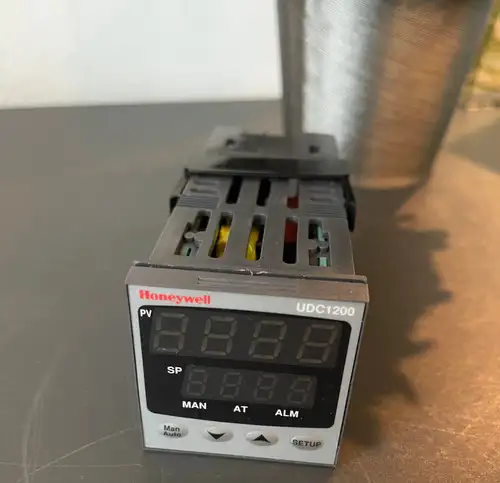 Honeywell DC1202-2-1-0-0-1-0-0-0 UDC1200 Micro-Pro Controller