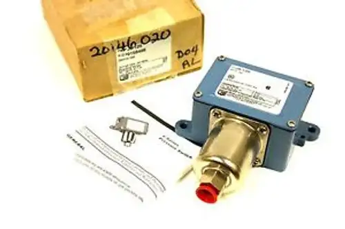 Untied Electric J6-126 Pressure Switch 30 Hg Vac-0 Psi 15A 277Vac J6126