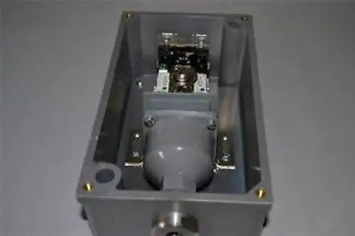 One Allen Bradley Pressure Switch With Enclosure 836-C3S 0.8 - 30 Psi