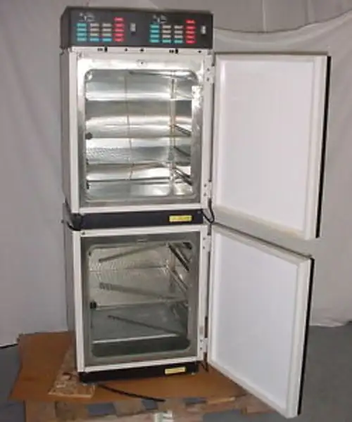 Queue CellStar QWJ2720ABA Double-Stacked Water Jacketed CO2 Incubator