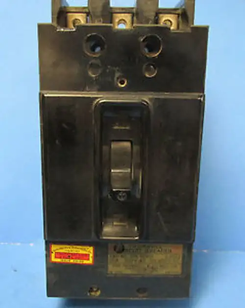 Trumbull Ge 15 Amp 3 Pole Breaker Atb32015 ........... Va-52