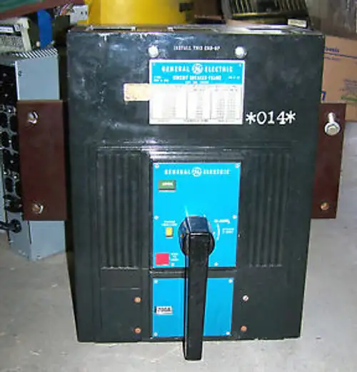 General Electric Circuit Breaker 2000A W/ 700A Trip Cat Ts320F .. We-16