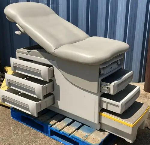 Midmark 604 Manual Exam Combo Table Model 604-001 W Stirrups