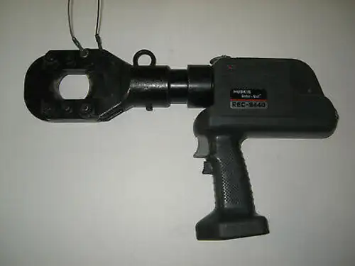 Huskie 8-Ton Robo-Cut S440 1-1/2 Acsr Cu Al With Bp-80 Battery