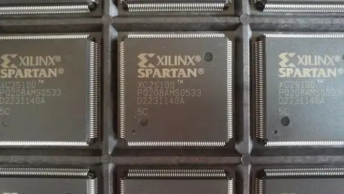 50Pcs Xc2S100-5Pq208C Encapsulation:Qfp-208Spartan-Ii 2.5V Fpga