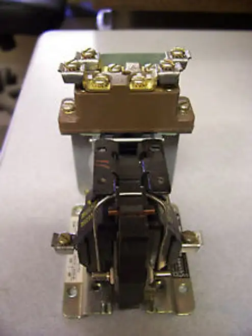 NEW SQUARE D CLASS 9050 TYPE A0-10D 9050 A010D AC PNUEMATIC TIMING RELAY