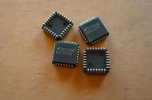 35 National Semiconductor CGS2535V clock fanout buffer 16-out 28-pin plcc