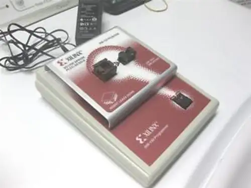 Xilinx Hw-130 Cpld Programmer und Hw-137-Pc20/So8 Adapter Neuwertiger Zustand