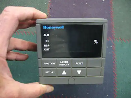 Honeywell Temperature Controller UDC3300 DC330L-E0-003-10-0A0000-00-0 -