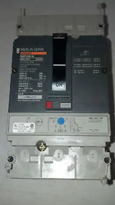 Interruptor automático Merlin Gerin Nsf250N de 225 amperios con adaptador L-2058