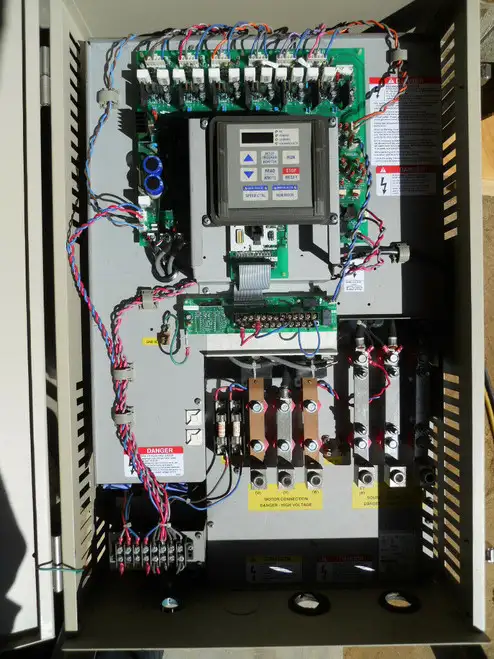 Azionamento E3 a coppia variabile Toshiba 100HP VT130E3U410K a velocità regolabile