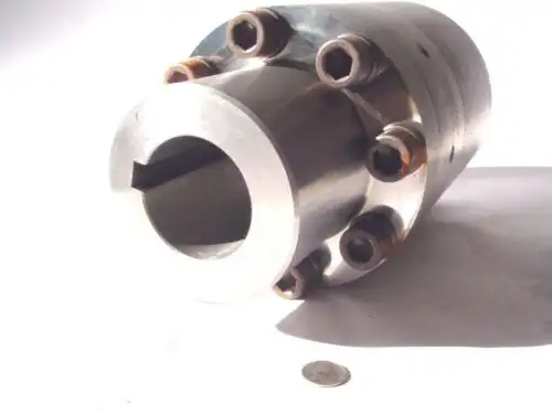Acoplador de bomba Johnson 12-7/8" L X 7" Diám. Diámetro 3-7/8" Diámetro del eje X 2-11/16" Diámetro del orificio