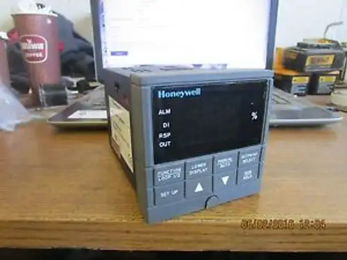 REPAIRED HONEYWELL TEMPERATURE CONTROLLER DC330B-EE-200-22-000000-00-0