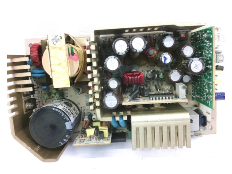 Zdroj LPQ112 od ARTESYN TECHNOLOGIES