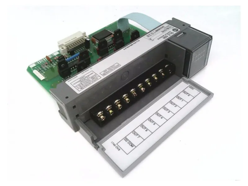 ALLEN BRADLEY 1746-OV8 PLC模組/機架