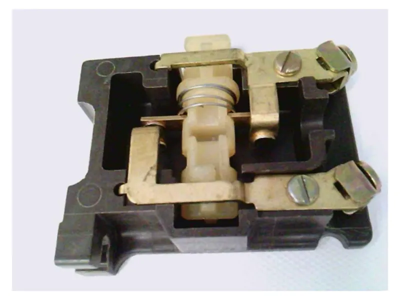 Pomocný kontakt CLARK EQUIPMENT KPM1A