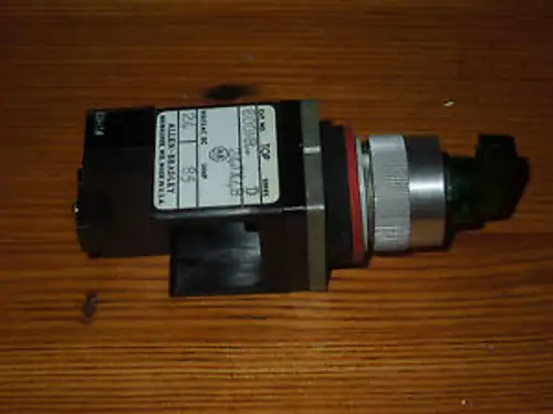 Allen Bradley #800Mr-24Jx4B 3Position Lighted Selector Switch Green Nib