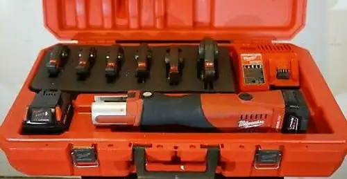 Milwaukee M18 Force Logic Press Tool Kit mit 1/2 bis 2 2673-22 2 Batterien
