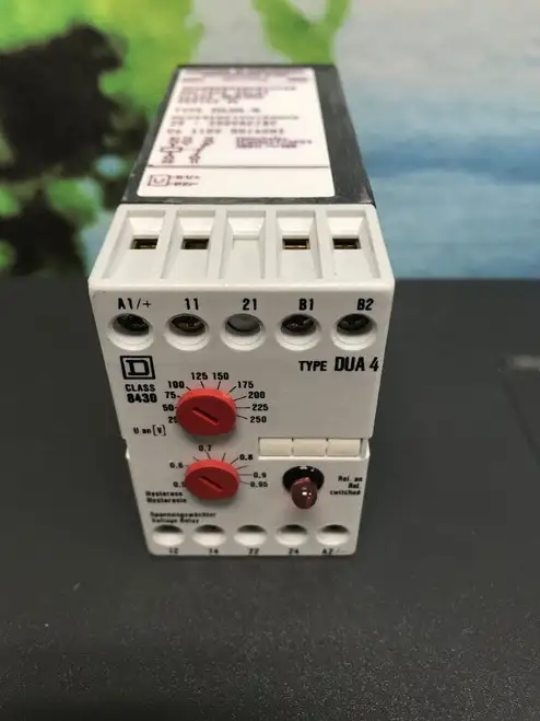Square D 8430 DUA 4 AC/DC 25-250V 110V 50/60Hz relè di controllo della tensione