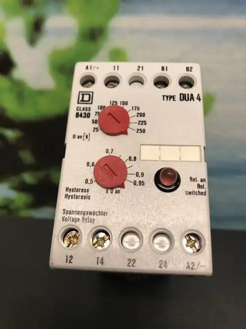 Square D 8430 DUA 4 AC/DC 25-250V 110V 50/60Hz spanningsregelrelais