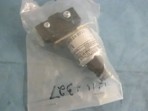 United Electric: J54S-24 9711 Pressure Switch. Removed Cvr. . J