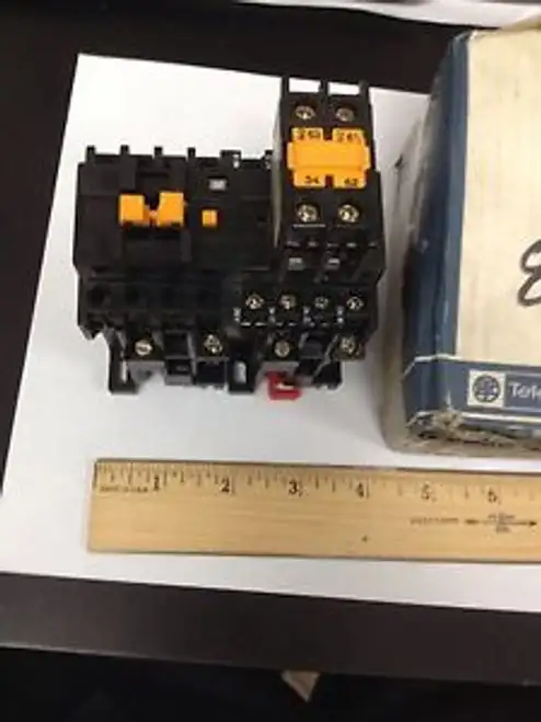 Telemecanique CA2-DK122M-A65 Relè di controllo con blocco meccanico LA1-D11-A65