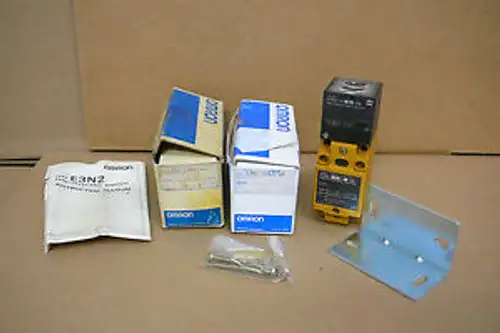 E3N2-D2E4-US Sensore fotoelettrico Omron E3N2D2E4US