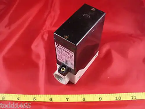 Telemecanique Xue-F300314 Photoelectric Sensor 2A 250V Xuef300314