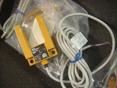 Omron E3S-GS3E4-1 photoelectric switch