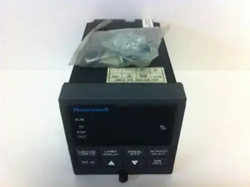 NOS HONEYWELL UDC3300 TEMP CONTROLLER DC330B-KE-000-20-1A0000-E0-0