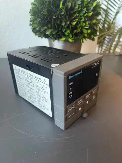 Honeywell UDC3300 Temp Controller DC330B-KE-000-20-000000-00-0