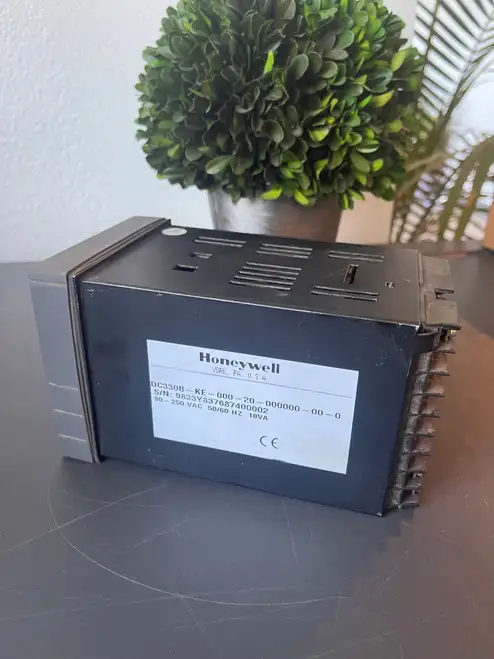 Honeywell UDC3300 Temp Controller DC330B-KE-000-20-000000-00-0