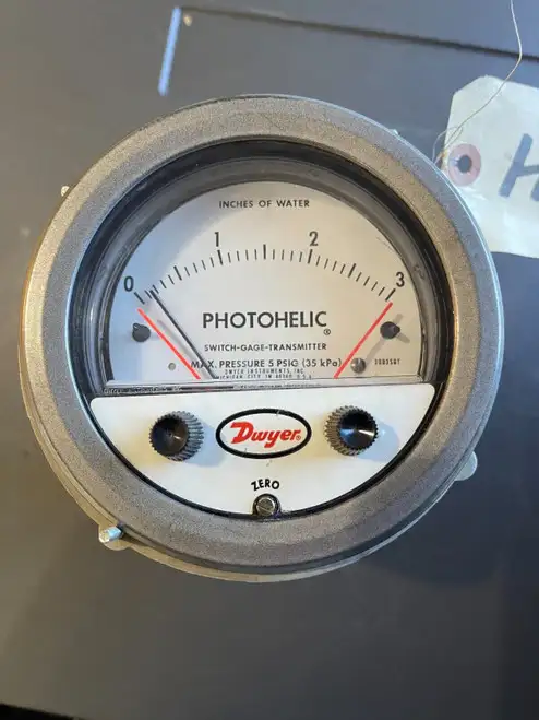 Dwyer A3003SGT Photohelic Pressure Switch/ O-3IN-H20 VAC