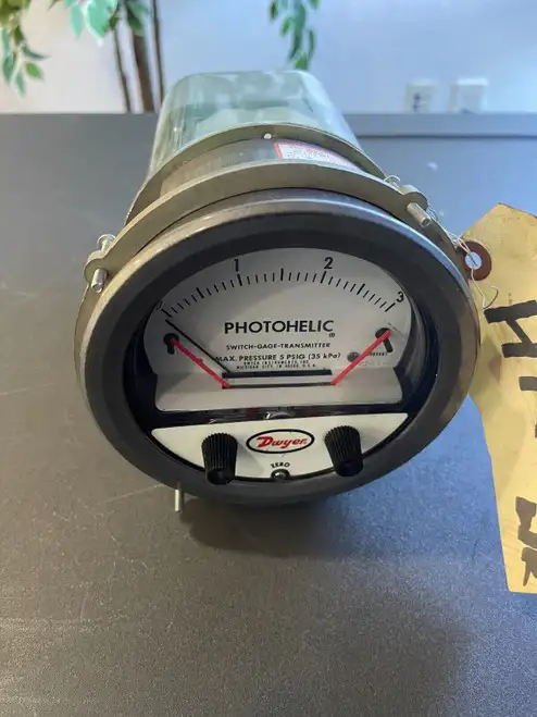 Dwyer A3003SGT Photohelic Pressure Switch/ O-3IN-H20 VAC