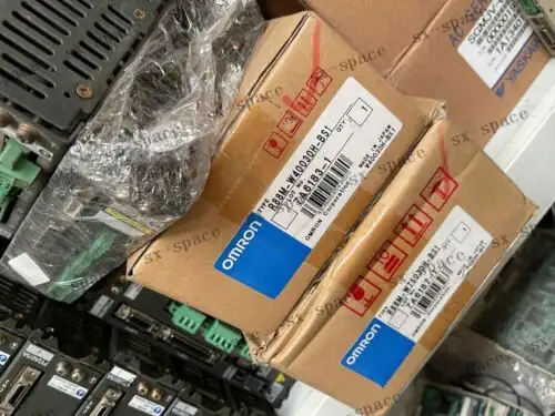 Omron R88M-W40030H-Bs1 伺服馬達