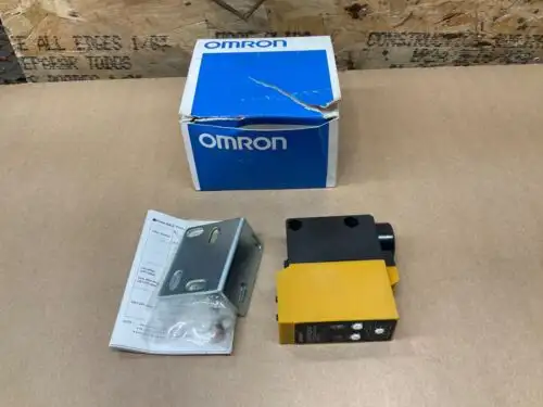 Omron E3A2-Xcm4T Photoelectric Switch